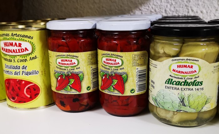 Conservas artesanas y legumbres de Marinaleda en la tienda del&nbsp;SAT.